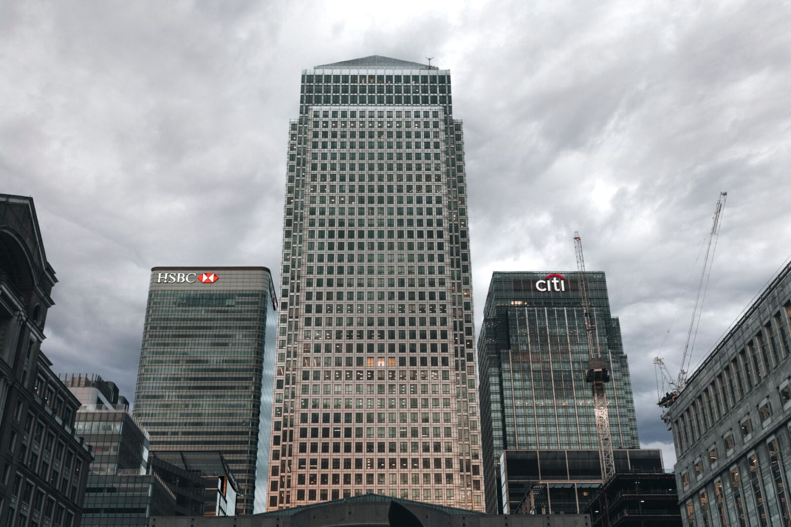 Londra Canary Wharf finans bölgesindeki modern banka ve finans binaları