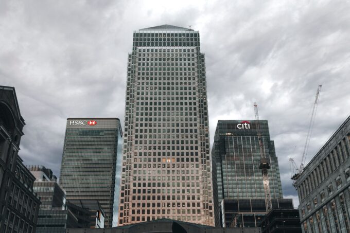 Londra Canary Wharf finans bölgesindeki modern banka ve finans binaları