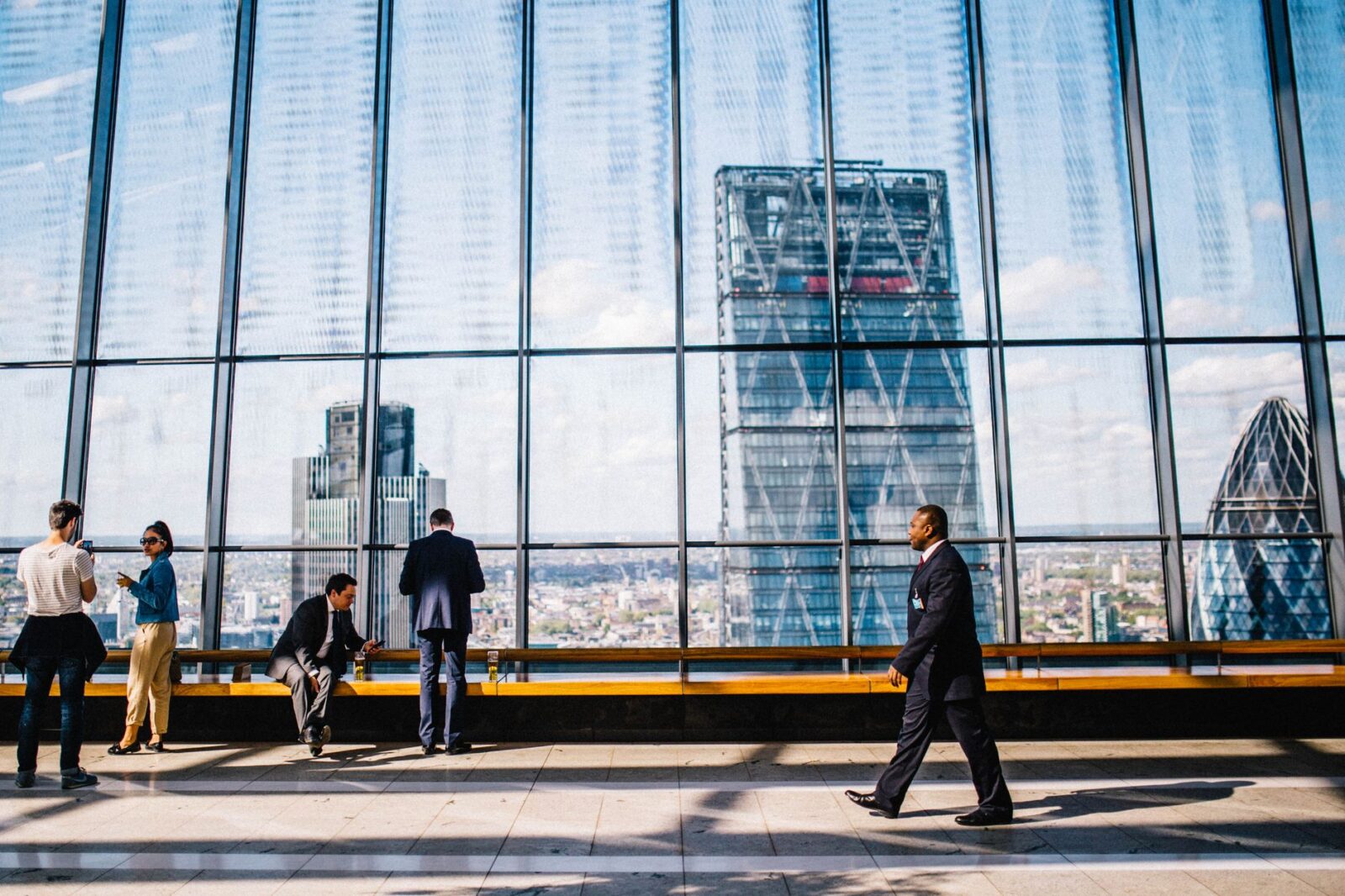 Londra silüeti önünde modern ofis ortamındaki profesyoneller