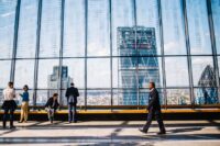 Londra silüeti önünde modern ofis ortamındaki profesyoneller