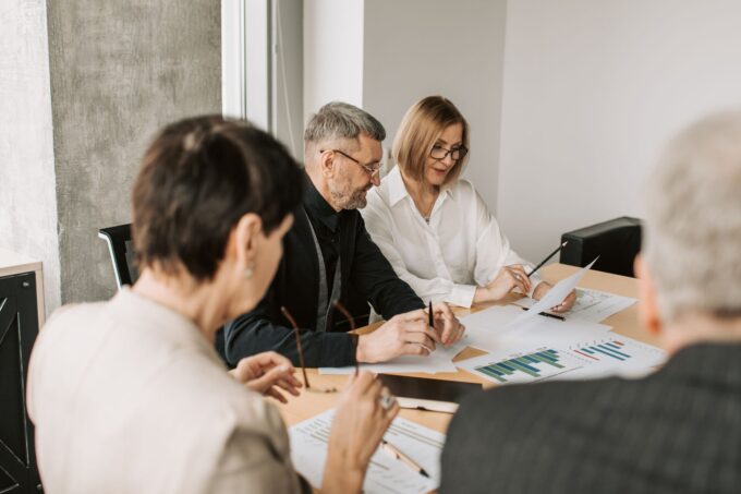 Emeklilik ve finansal planlama belgelerini inceleyen profesyoneller